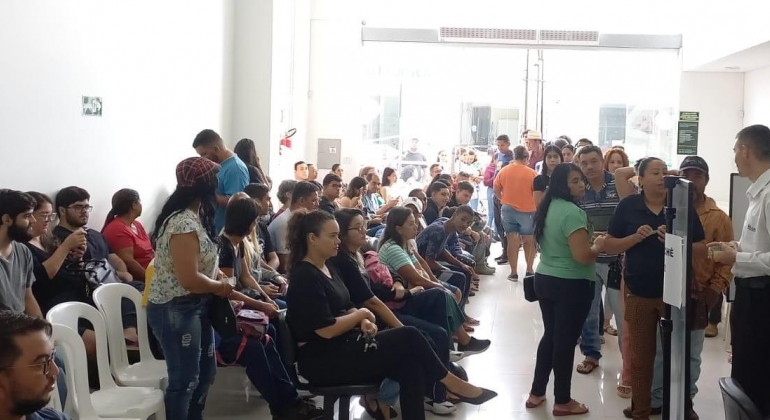 Eleitores fazem fila em frente ao cartório para regularizar situação eleitoral em Patos de Minas