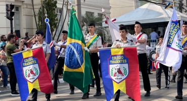 Desfile cívico-militar e estudantil é realizado em Patos de Minas em comemoração ao Dia da Independência do Brasil