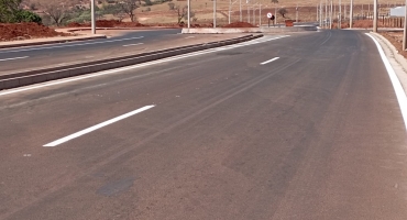 Faixas horizontais da Avenida Ibraim Rodrigues da Silva estão sendo pintadas e obra será entregue oficialmente a população de Lagoa Formosa nos próximos dias