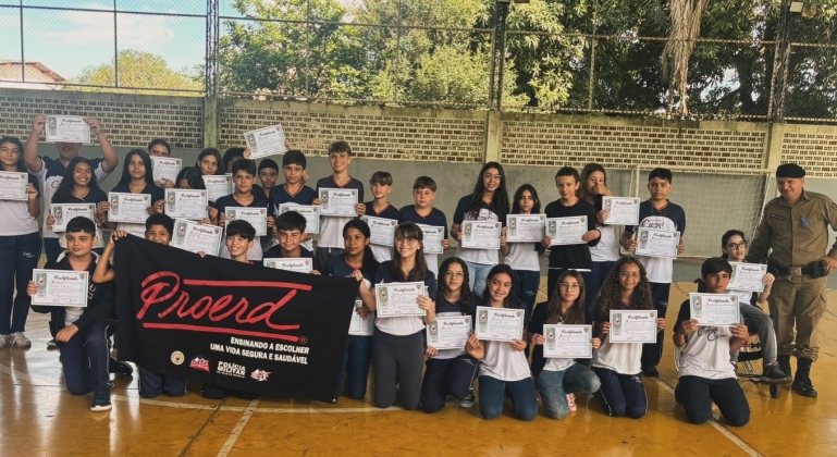 Alunos do 7º ano das Escolas Estaduais Coronel Cristiano e Marciano Brandão de Lagoa Formosa recebem certificados do PROERD