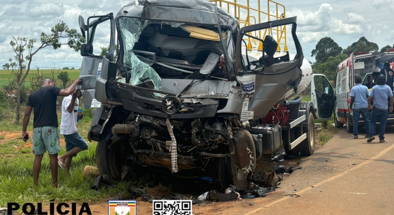 Motorista fica ferido após bater caminhão contra traseira de conjunto veicular na BR-354; em São Gotardo