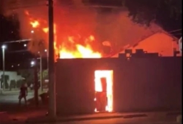 Patos de Minas - Vizinhos agem rapidamente e resgatam mulher pelo telhado durante incêndio; veja vídeo