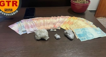 Polícia aborda motoqueiro e prende passageiro por tráfico de drogas na LMG-410, em Presidente Olegário Polícia aborda motoqueiro e prende passageiro por tráfico de drogas na LMG-410, em Presidente Olegário