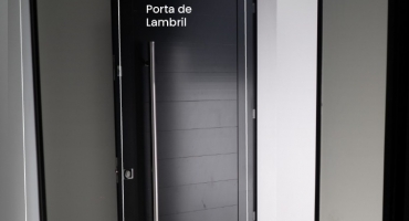 ALumibox - Conheça a Porta de Lambril: Durabilidade, Beleza e Custo Acessível ALumibox - Conheça a Porta de Lambril: Durabilidade, Beleza e Custo Acessível