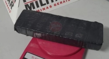 Patos de Minas - Polícia Militar apreende droga e prende dois jovens no bairro Alto dos Caiçaras Patos de Minas - Polícia Militar apreende droga e prende dois jovens no bairro Alto dos Caiçaras