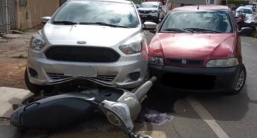 Fiat Palio colide com carro e moto após condutora passar mal na Rua Silva Guerra