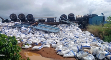 Serra do Salitre - Carreta tomba e espalha carga de farinha de trigo na BR-146; motorista fica ferido Serra do Salitre - Carreta tomba e espalha carga de farinha de trigo na BR-146; motorista fica ferido