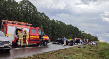 Duas pessoas ficam feridas em acidente envolvendo três automóveis na BR-365; em Patos de Minas Duas pessoas ficam feridas em acidente envolvendo três automóveis na BR-365; em Patos de Minas