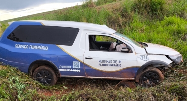 Presidente Olegário - Motorista de carro funerário cochila ao volante e sai da pista na LMG-740 Presidente Olegário - Motorista de carro funerário cochila ao volante e sai da pista na LMG-740