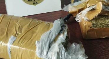 Patrocínio - Mulher é presa em flagrante com um quilo de maconha Patrocínio - Mulher é presa em flagrante com um quilo de maconha