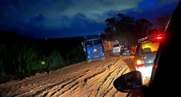 Veículos ficam atolados em trecho em obras na MGC-354 entre Presidente Olegário e Patos de Minas Veículos ficam atolados em trecho em obras na MGC-354 entre Presidente Olegário e Patos de Minas