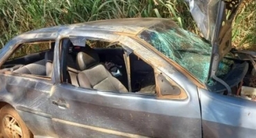 Pneu estoura, carro capota e quatro pessoas ficam feridas na estrada entre Patos de Minas e Porto das Posses Pneu estoura, carro capota e quatro pessoas ficam feridas na estrada entre Patos de Minas e Porto das Posses