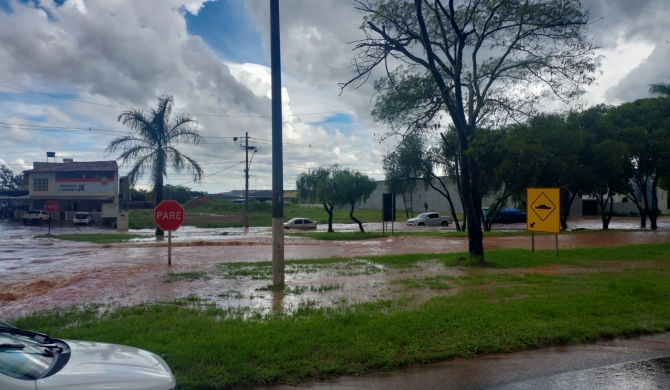 Patos de Minas - Temporal derruba árvores, arranca coberturas e telhados de imóveis e alaga ruas