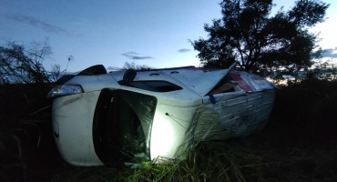 Carmo do Paranaíba – Condutor perde controle direcional e capota furgão na BR-354; em dia chuvoso Carmo do Paranaíba – Condutor perde controle direcional e capota furgão na BR-354; em dia chuvoso