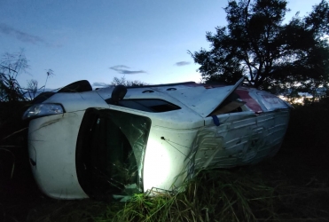 Carmo do Paranaíba – Condutor perde controle direcional e capota furgão na BR-354; em dia chuvoso