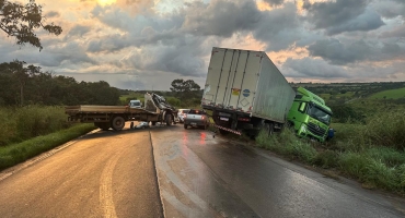 Presidente Olegário - Carreta derrapa em pista molhada e provoca acidente com caminhão na MGC-354 Presidente Olegário - Carreta derrapa em pista molhada e provoca acidente com caminhão na MGC-354