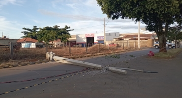 Caminhão derruba poste de iluminação pública na Avenida Manoel Soares; em Lagoa Formosa Caminhão derruba poste de iluminação pública na Avenida Manoel Soares; em Lagoa Formosa