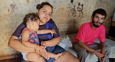 Casal com filha pequena vive há mais de um ano sem energia elétrica em Patos de Minas e pede ajuda para sobreviver