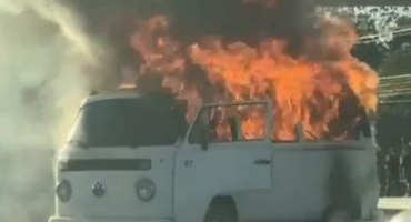 Kombi pega fogo após abastecimento na cidade de Patos de Minas Kombi pega fogo após abastecimento na cidade de Patos de Minas