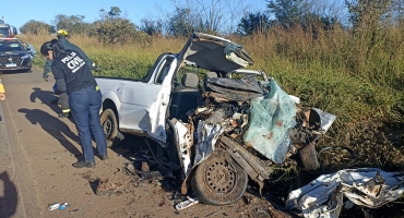 Casal morre em colisão frontal entre Saveiro e Hilux na BR-365; entre Patos e Patrocínio Casal morre em colisão frontal entre Saveiro e Hilux na BR-365; entre Patos e Patrocínio