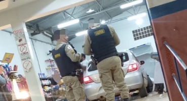 Motorista embriagado perde controle direcional e entra com automóvel dentro supermercado; em Carmo do Parnaíba Motorista embriagado perde controle direcional e entra com automóvel dentro supermercado; em Carmo do Parnaíba