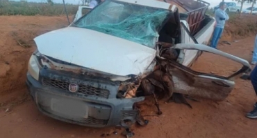 Patos de Minas - Acidente entre Amarok e Strada deixa motorista com fratura exposta Patos de Minas - Acidente entre Amarok e Strada deixa motorista com fratura exposta