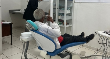 Prefeitura de Lagoa Formosa realiza a entrega de 20 óculos e 50 próteses dentárias 