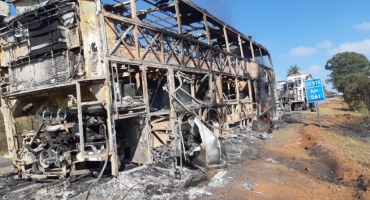 Ônibus que seguia para Caldas Novas pega fogo após colisão com bi-trem na BR-262 Ônibus que seguia para Caldas Novas pega fogo após colisão com bi-trem na BR-262