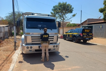 PRF recupera na BR-040 caminhão furtado em Divinópolis 