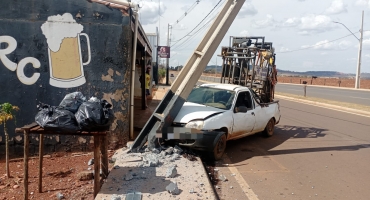 Lagoa Formosa - Parte do bairro Santa Cruz fica sem energia elétrica após veículo colidir contra poste na Avenida Manoel Soares 