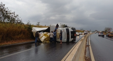 Caminhão carregado com cerveja que seguia para Lagoa Formosa tomba na BR-354