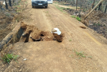 Prefeitura de Lagoa Formosa trabalha para recuperar ponte danificada por queimada na região de Capivara 