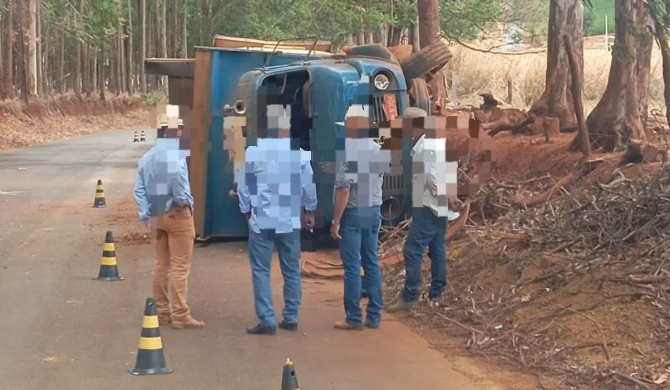 Caminhão caçamba tomba na estrada que liga Lagoa Formosa ao Distrito de Monjolinho 