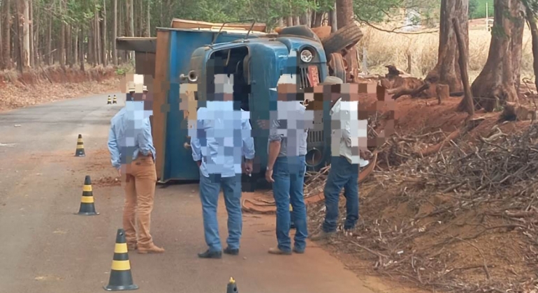 Caminhão caçamba tomba na estrada que liga Lagoa Formosa ao Distrito de Monjolinho 