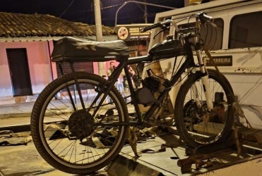 Carmo do Paranaíba – Polícia Militar apreende bicicleta motorizada artesanalmente em desacordo com a lei