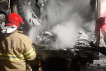Patos de Minas - Carreta abandonada no bairro Planalto pega fogo e mobiliza Corpo de Bombeiros 