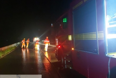 Veículo colide contra guard-rail na BR-354 e objeto precisa ser cortado pelo Corpo de Bombeiros 