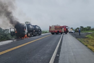 Carreta com biodiesel é incendiada após assalto na BR-262, em Ibiá