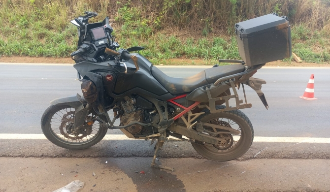 Colisão lateral entre moto e caminhonete deixa dois homens feridos na MGC-354
