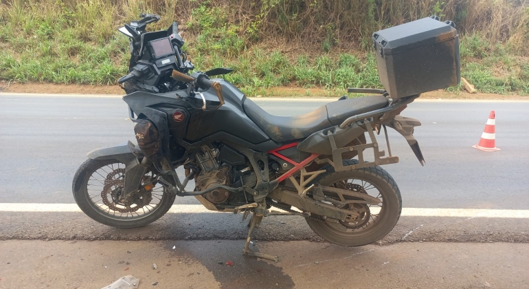 Colisão lateral entre moto e caminhonete deixa dois homens feridos na MGC-354