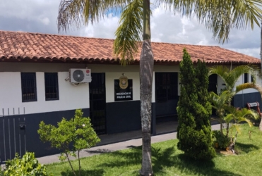 Homem é indiciado por sete crimes após invadir casa da ex e arrebentar portão com carro; em Rio Paranaíba