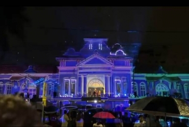 Mesmo debaixo de chuva Renascer Natalino transforma Centro de Patos de Minas em cenário mágico