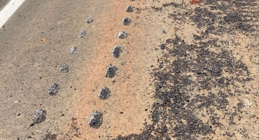 Asfalto recém colocado no Morro do Sapezinho em Lagoa Formosa é danificado pela segunda vez em poucos dias e ato pode ter sido criminoso 