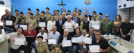 Câmara Municipal de Lagoa Formosa entrega diplomas de Menção Honrosa aos policiais militares da ativa e da reserva 