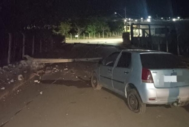 Motorista perde controle direcional e provoca acidente que deixou dois postes destruídos; em Lagoa Formosa