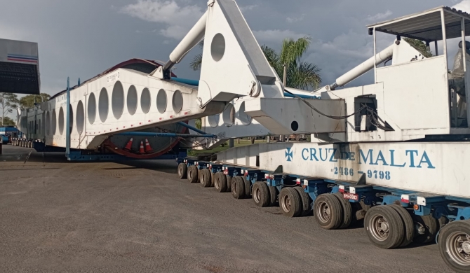 Lagoa Formosa - Megacarga que percorre a BR-354 está estacionada no pátio do Posto de Combustível em Campina Verde