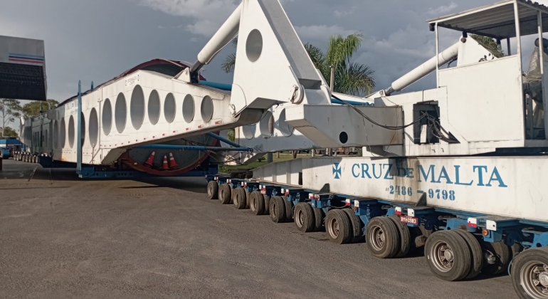 Lagoa Formosa - Megacarga que percorre a BR-354 está estacionada no pátio do Posto de Combustível em Campina Verde