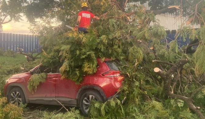 Temporal com granizo e vendaval provoca estragos na cidade de Patos de Minas 
