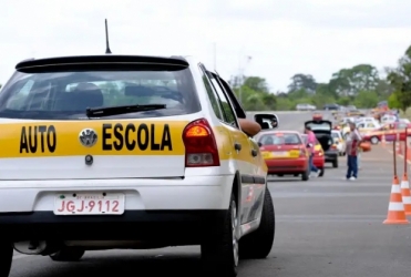 Contran acaba com obrigatoriedade de aulas em autoescolas para tirar a CNH; processo ficará mais barato e flexível
