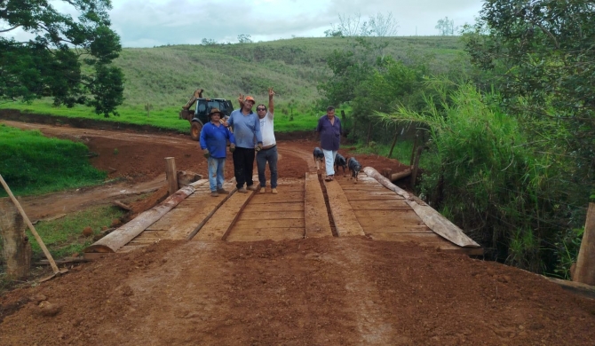 Prefeitura de Lagoa Formosa finaliza construção de mais uma ponte na região de Mataburrinhos 